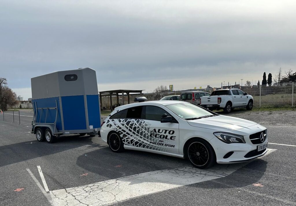 Voiture Mercedes de l’Auto-école du Pavois d’Or tractant une remorque pour la formation au permis BE, sur le plateau d'apprentissage