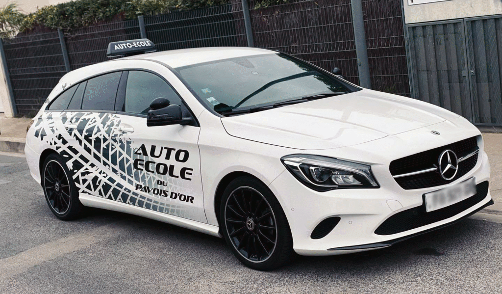 Voiture Mercedes utilisée pour la formation au permis B automatique, stationnée dans une rue à proximité de l’Auto-école du Pavois d’Or à Sète