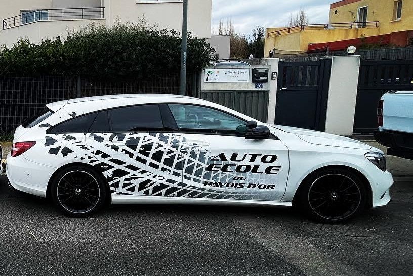 Voiture Mercedes utilisée pour la formation au permis B automatique, stationnée dans une rue de Sète