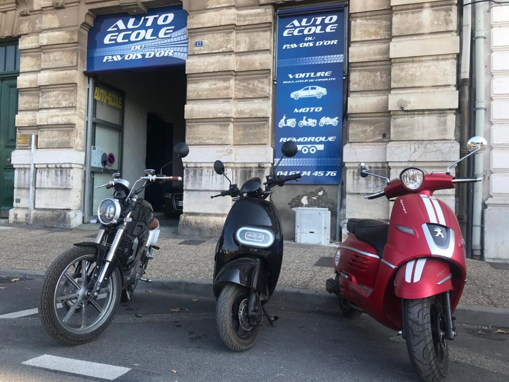 Scooter destiné à l’apprentissage du permis AM, stationné devant les locaux de l’Auto-école du Pavois d’Or à Sète