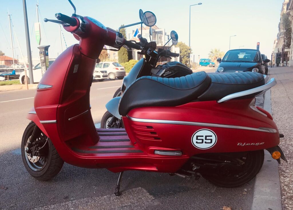 Scooter rouge pour le permis AM