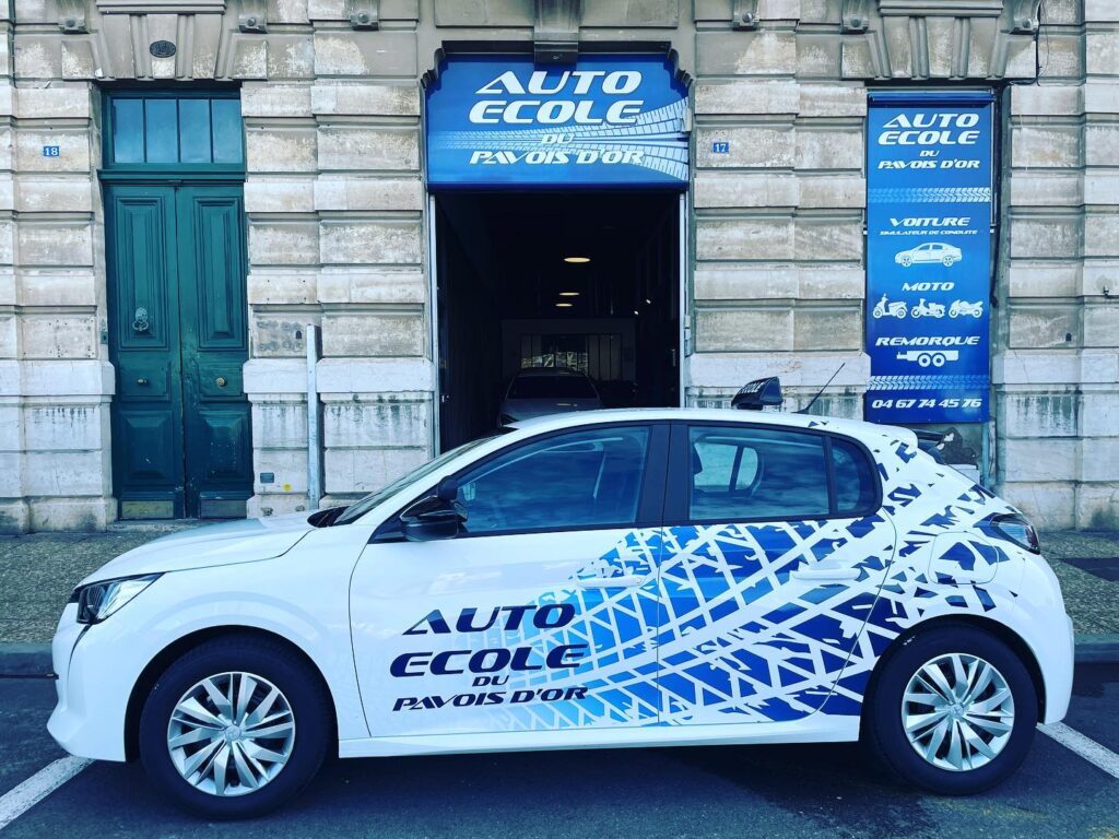 Véhicule Peugeot 208 utilisé pour le permis B, garé devant l’agence de l’Auto-école du Pavois d’Or à Sète