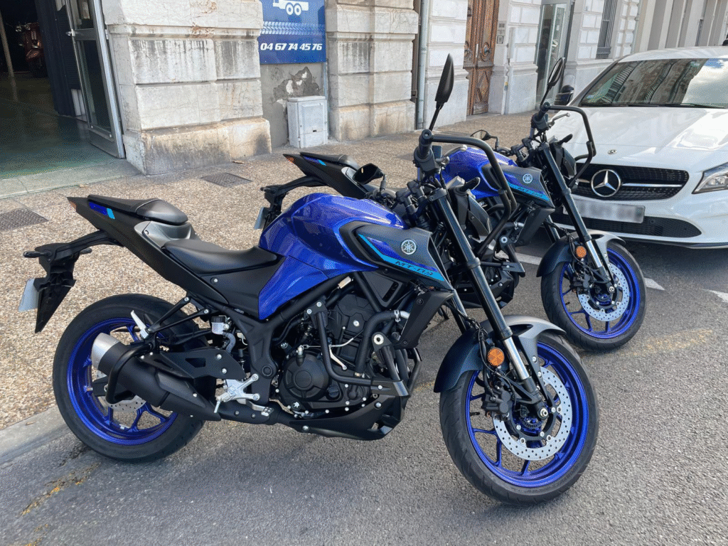 Motos MT03 bleues destinées à l’apprentissage du permis A2, stationnées devant les locaux de l’Auto-école du Pavois d’Or à Sète