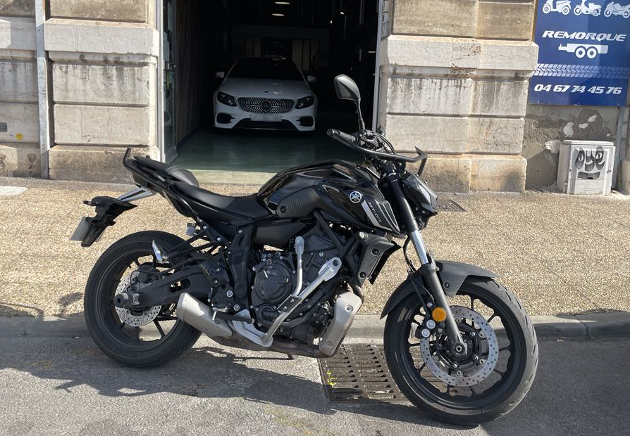 Moto noire destinée à l’apprentissage du permis A